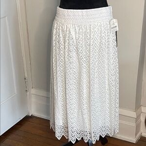 Metro Wear NY White Lace,lined,pull on Chevron Midi Skirt. Elegant, size LG. NWT
